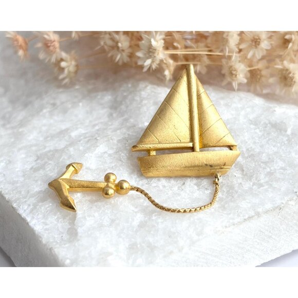 Matte Textured Sailboat & Anchor Gold Toned Vintage Costume Jewelry Brooch - Picture 1 of 9